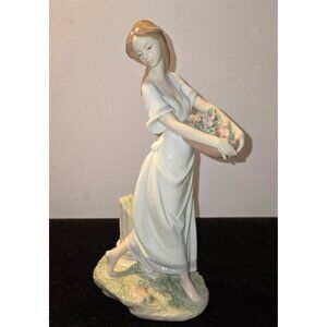 Lladro Privilege Society Gardens of Athens 10" Girl with Flowers